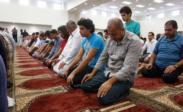 U.S. Muslim group decries shots fired at Chicago mosque