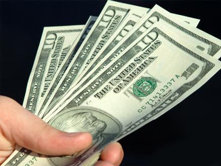 4 سياح كويتيين وقعوا ضحية دولارات مزورة في تونس