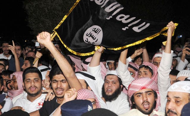 Kuwaitis stage anti-U.S. demo, wave Qaeda flag