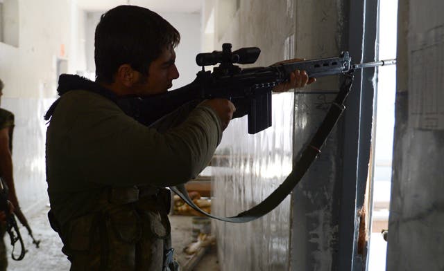 Syrian rebels ‘buying arms from the regime’
