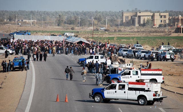 Protest against Iraq PM blocks highway to Syria, Jordan