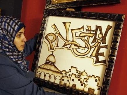 الرسم بالقهوة فن جديد في غزة للتعبير عن الحرية